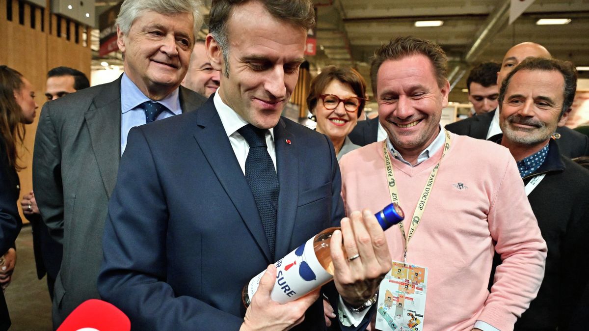 Macronovy brýle a hláška „for sure“ inspirovaly i vinaře. Objevily se na etiketě rosé z jihu Francie